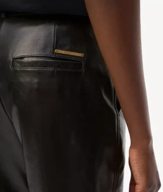 Pantaloni din piele